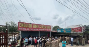 रायपुर में शराब ठेके के बाहर गोलीबारी: आक्रोशित जनता ने जिला आबकारी अधिकारी के माध्यम से DM को सौंपा ज्ञापन