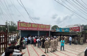 रायपुर में शराब ठेके के बाहर गोलीबारी: आक्रोशित जनता ने जिला आबकारी अधिकारी के माध्यम से DM को सौंपा ज्ञापन
