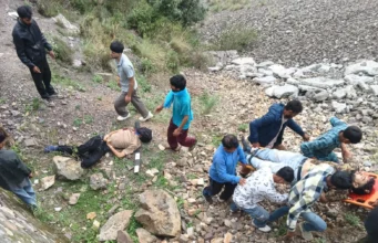 चकराता : कार 100 मीटर गहरी खाई में गिरी, दो की मौत, तीन घायल