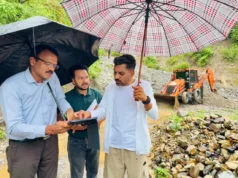 रेड अलर्ट के बीच ग्राउंड जीरो पर उतरे डीएम, सहस्रधारा-सपेरा बस्ती का किया निरीक्षण; बंद सड़कें तुरंत खोलने के आदेश