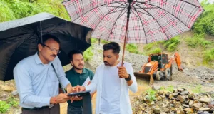 रेड अलर्ट के बीच ग्राउंड जीरो पर उतरे डीएम, सहस्रधारा-सपेरा बस्ती का किया निरीक्षण; बंद सड़कें तुरंत खोलने के आदेश