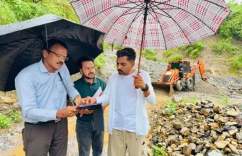 रेड अलर्ट के बीच ग्राउंड जीरो पर उतरे डीएम, सहस्रधारा-सपेरा बस्ती का किया निरीक्षण; बंद सड़कें तुरंत खोलने के आदेश