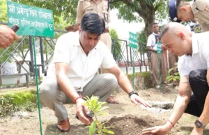 एसएसपी दून ने अपनी टीम के साथ पुलिस लाइन देहरादून में वृक्षारोपण कर दिया पर्यावरण संरक्षण का संदेश