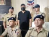 UPSC में असफल, बना फर्जी IPS! रिटायर्ड IAS अधिकारी के बेटे ने वर्दी पहनकर ठगे लाखों, दून पुलिस ने दबोचा
