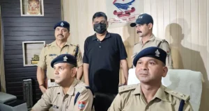 UPSC में असफल, बना फर्जी IPS! रिटायर्ड IAS अधिकारी के बेटे ने वर्दी पहनकर ठगे लाखों, दून पुलिस ने दबोचा
