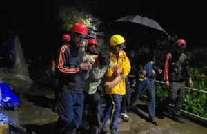 केदारनाथ पैदल मार्ग पर गहरी खाई में गिरे युवक का एसडीआरएफ उत्तराखंड पुलिस ने किया सफल रेस्क्यू