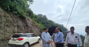 मसूरी में धंसी सड़क पर एक्शन मोड में मंत्री सतपाल महाराज, मौके पर पहुंचकर अधिकारियों को दिए सख्त निर्देश