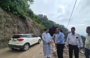 मसूरी में धंसी सड़क पर एक्शन मोड में मंत्री सतपाल महाराज, मौके पर पहुंचकर अधिकारियों को दिए सख्त निर्देश