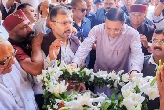 पूर्व कैबिनेट मंत्री हीरा सिंह बिष्ट को मुख्यमंत्री धामी की श्रद्धांजलि, शोक संतप्त परिजनों को बंधाया ढांढस