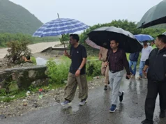 रात्रि से जारी भारी बारिश के बीच डीएम डॉ. आशीष चौहान सुबह से मैदान में, क्षतिग्रस्त सड़कों और पुलों का किया निरीक्षण