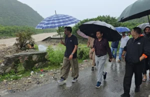 रात्रि से जारी भारी बारिश के बीच डीएम डॉ. आशीष चौहान सुबह से मैदान में, क्षतिग्रस्त सड़कों और पुलों का किया निरीक्षण