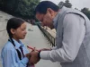 हेलिपैड पर नन्हीं बच्ची को देख रुके सीएम, खूब दुलार कर पूछे सवाल, बच्ची ने दिए जवाब