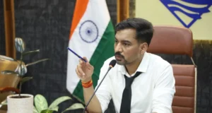 देहरादून: समाधान दिवस में 164 शिकायतों पर डीएम आशीष चौहान का बड़ा एक्शन, अधिकारियों को दी सख्त चेतावनी
