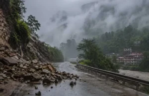 उत्तराखंड में भारी बारिश का अलर्ट: देहरादून समेत 6 जिलों में येलो चेतावनी, बिजली और भूस्खलन का खतरा