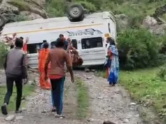 गंगोत्री हाईवे पर ब्रेक फेल होने से पलटा टेंपो ट्रेवल्स, 17 यात्री सवार