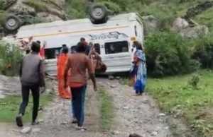 गंगोत्री हाईवे पर ब्रेक फेल होने से पलटा टेंपो ट्रेवल्स, 17 यात्री सवार