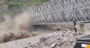 खौफनाक मंजर: नीती घाटी में अचानक फटा बादल, तेज बहाव में बहा वैली ब्रिज; एक BRO कर्मी लापता
