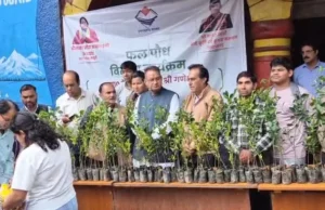 मसूरी में मंत्री गणेश जोशी ने बांटे पौधे और सब्जियों के बीज, पर्यावरण संरक्षण का दिया संदेश