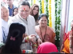 राखी बांधने के बाद पैर छूने झुकी महिला, CM धामी ने रोककर जोड़े हाथ; SHG महिलाओं के उत्पादों का किया उत्साहवर्धन