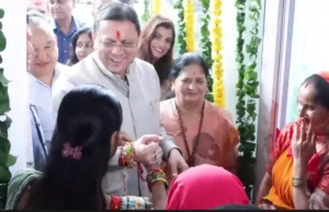 राखी बांधने के बाद पैर छूने झुकी महिला, CM धामी ने रोककर जोड़े हाथ; SHG महिलाओं के उत्पादों का किया उत्साहवर्धन