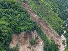 बागेश्वर। लखमारा गांव में भूस्खलन से दहशत, मलबे और बोल्डरों से बढ़ा खतरा; रास्ता और सिंचाई नहर क्षतिग्रस्त