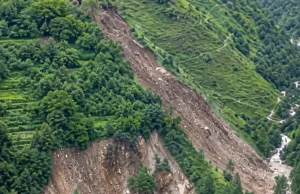 बागेश्वर। लखमारा गांव में भूस्खलन से दहशत, मलबे और बोल्डरों से बढ़ा खतरा; रास्ता और सिंचाई नहर क्षतिग्रस्त