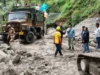 तमक नाले में ह्यूम पाइप डालकर अस्थाई मोटर मार्ग बनाने का कार्य तेजी से जारी।