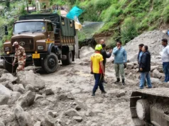 तमक नाले में ह्यूम पाइप डालकर अस्थाई मोटर मार्ग बनाने का कार्य तेजी से जारी।