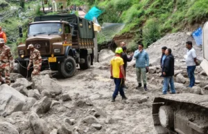 तमक नाले में ह्यूम पाइप डालकर अस्थाई मोटर मार्ग बनाने का कार्य तेजी से जारी।