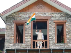 मुख्यमंत्री धामी ने मुख्यमंत्री आवास पर तिरंगा लगाकर दिया ‘हर घर तिरंगा’ का संदेश