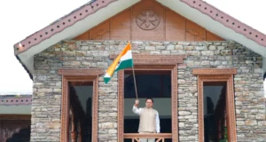 मुख्यमंत्री धामी ने मुख्यमंत्री आवास पर तिरंगा लगाकर दिया ‘हर घर तिरंगा’ का संदेश
