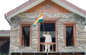 मुख्यमंत्री धामी ने मुख्यमंत्री आवास पर तिरंगा लगाकर दिया ‘हर घर तिरंगा’ का संदेश