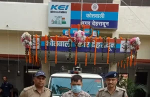 लख्खीबाग में शराब तस्करी पर पुलिस की कार्रवाई, 8 पेटी अंग्रेजी शराब के साथ आरोपी गिरफ्तार