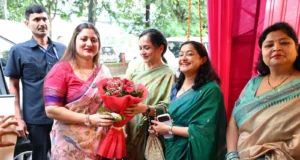 पुलिस लाइन देहरादून में खनकी चूड़ियां, झूले पर सजी तीज की मस्ती; सुनीता बनीं ‘तीज क्वीन’