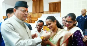 मुख्यमंत्री को महिलाओं ने बांधा रक्षा सूत्र, मुख्यमंत्री ने दी सभी को रक्षा बन्धन की शुभकामनाएं