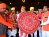 देवीधुरा में फलों-फूलों से बरसी बग्वाल, ऐतिहासिक पाषाण युद्ध के साक्षी बने लाखों श्रद्धालु