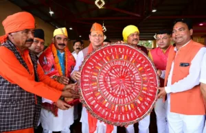 देवीधुरा में फलों-फूलों से बरसी बग्वाल, ऐतिहासिक पाषाण युद्ध के साक्षी बने लाखों श्रद्धालु