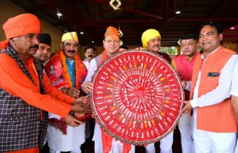 देवीधुरा में फलों-फूलों से बरसी बग्वाल, ऐतिहासिक पाषाण युद्ध के साक्षी बने लाखों श्रद्धालु