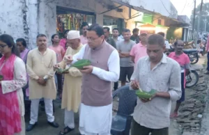 मुख्यमंत्री धामी ने ‘लोकल फॉर वोकल’ को दिया प्रोत्साहन, लोहियाहेड में पैदल पहुंचकर स्थानीय स्टॉल पर लिया टिकी का स्वाद
