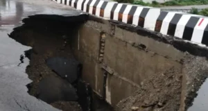 नंदा चौकी में टोंस नदी पुल की एप्रोच रोड क्षतिग्रस्त, PWD ने निर्माण कंपनी पर की सख्त कार्रवाई
