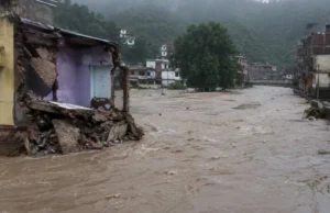 देहरादून में बारिश का कहर: चानचक में नदी किनारे 3 मकान ध्वस्त, चंद्रबनी में सड़कों पर सैलाब