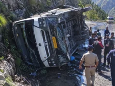 बिग ब्रेकिंग : गंगोत्री हाईवे पर पलटी टूरिस्ट बस, दो चचेरे भाइयों की मौत, 13 यात्री घायल