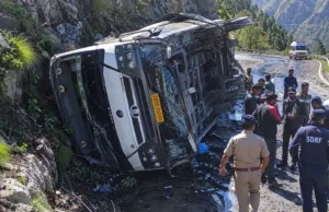 बिग ब्रेकिंग : गंगोत्री हाईवे पर पलटी टूरिस्ट बस, दो चचेरे भाइयों की मौत, 13 यात्री घायल