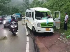 बड़ी खबर : हाईवे पर हाथियों का तांडव,मचा हड़कंप।टेंपो ट्रैवलर क्षतिग्रस्त
