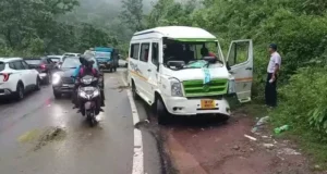 बड़ी खबर : हाईवे पर हाथियों का तांडव,मचा हड़कंप।टेंपो ट्रैवलर क्षतिग्रस्त