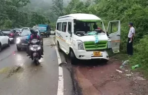 बड़ी खबर : हाईवे पर हाथियों का तांडव,मचा हड़कंप।टेंपो ट्रैवलर क्षतिग्रस्त