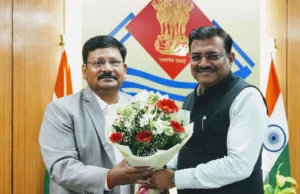 मुख्य सचिव श्री आनन्द बर्द्धन ने बुधवार को सचिवालय में श्री दीपेन्द्र चौधरी को उत्तराखण्ड सेवा का अधिकार आयोग में आयुक्त पद के लिए पद की शपथ दिलाई।