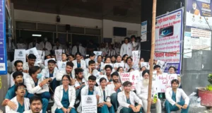 दून मेडिकल: इंटर्न की हड़ताल के बाद डॉक्टर भी धरने पर
