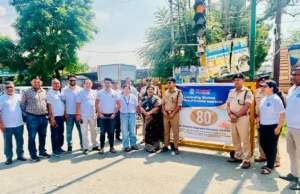 एसएसपी दून के निर्देश पर सड़क सुरक्षा को लेकर पुलिस का जागरूकता अभियान, 100 वाहन चालकों को बांटे निशुल्क हेलमेट