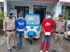 स्नेचिंग करने वाले ऑटो गैंग के दो सदस्य गिरफ्तार, दो मोबाइल और खुखरी बरामद